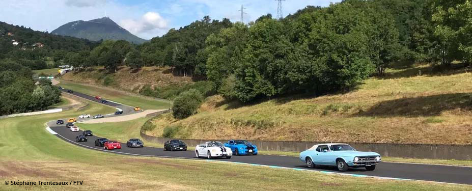 Dimanche 5 septembre, un rassemblement de Mustang a eu lieu sur le circuit de Charade, près de Clermont-Ferrand. • © Stéphane Trentesaux / FTV